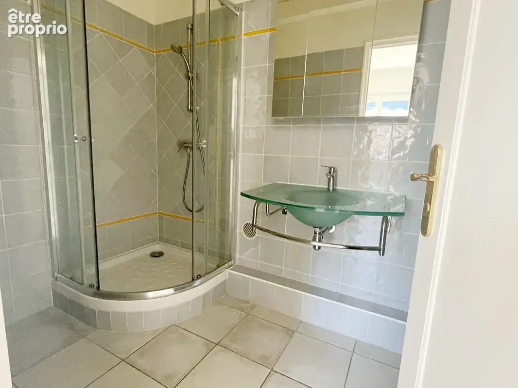 HYERES - T2 - 49 m² - terrasse - stationnement - cave - photo 4