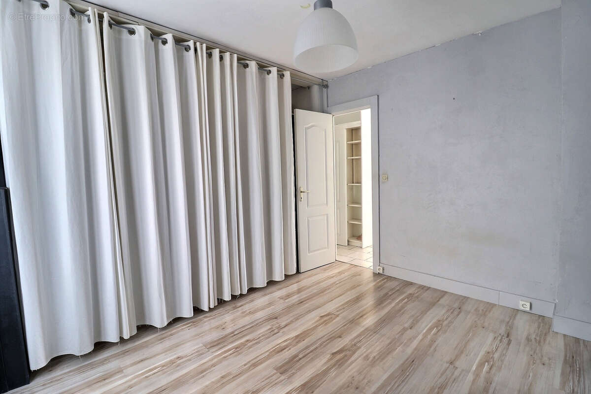 Appartement à MARSEILLE-4E