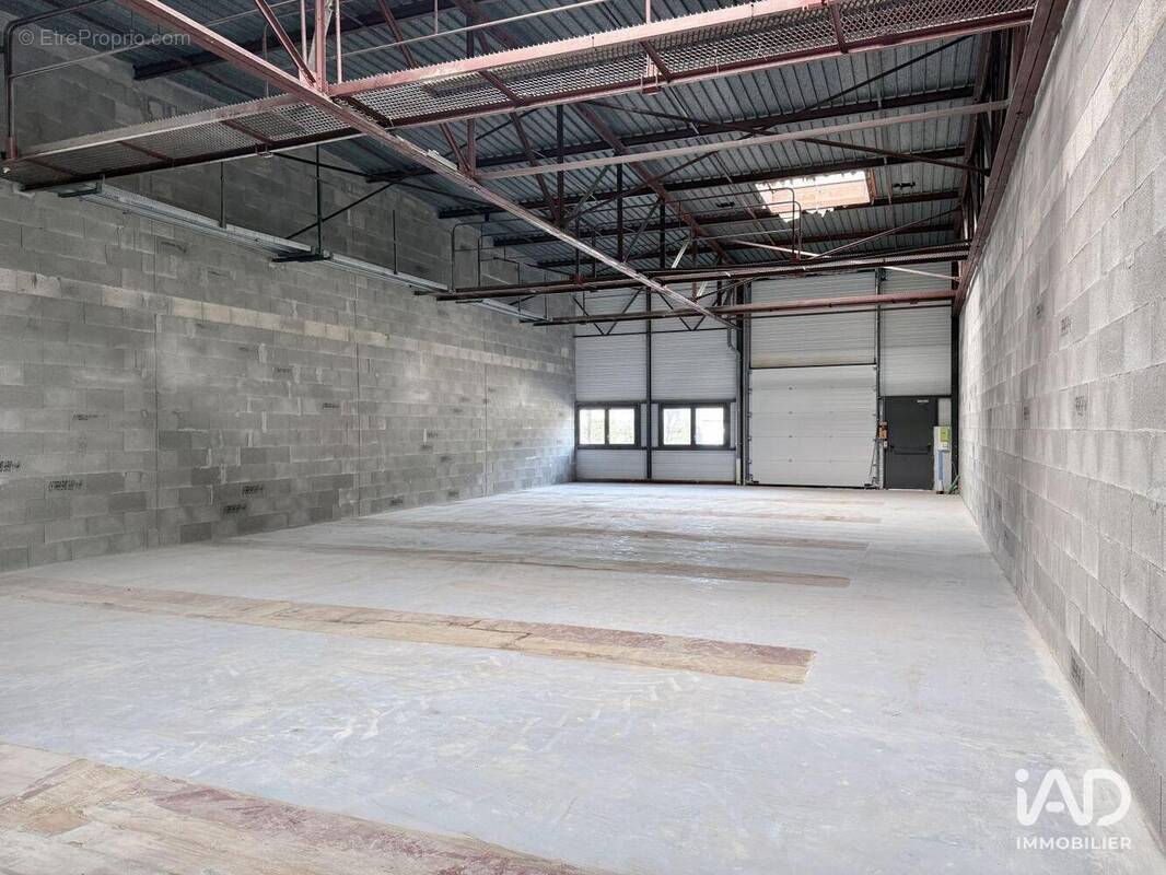 Photo 1 - Commerce à SAINT-ETIENNE-DE-CROSSEY