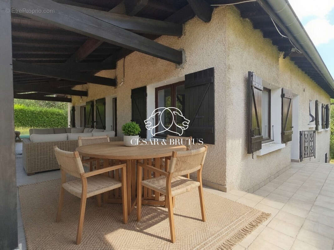 Maison 154 m² à Saint-Genis-Laval  - photo 3
