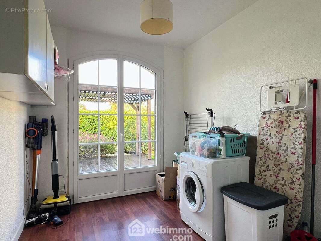 Une lingerie offre un espace très pratique au quotidien. - Maison à CHALONNES-SUR-LOIRE