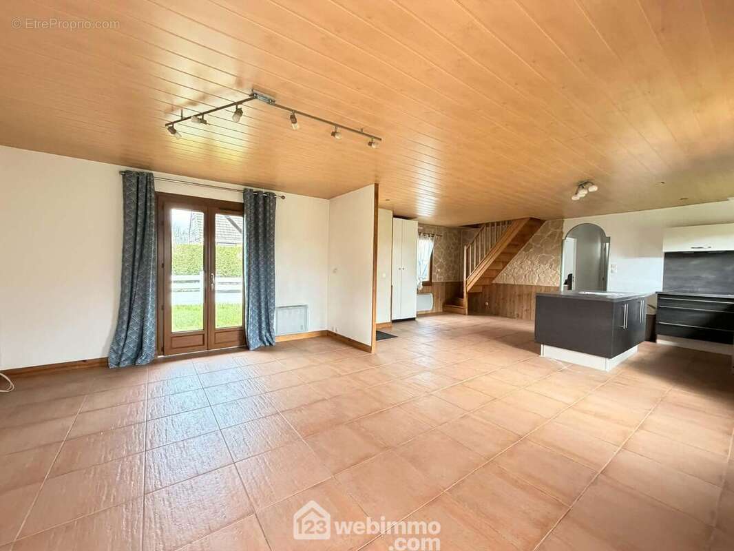 L'espace salle à manger pour y recevoir vos convives - Maison à FRESSANCOURT