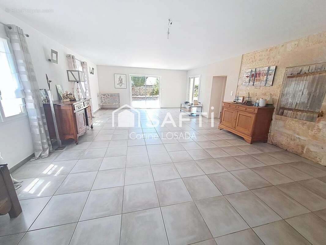 Maison 209 m² à Les Magnils-Reigniers  - photo 3