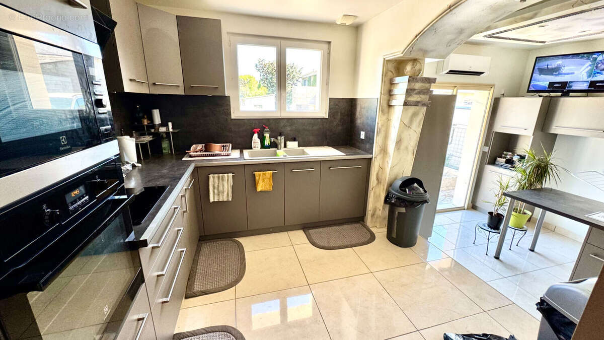 Maison à ENTRAIGUES-SUR-LA-SORGUE