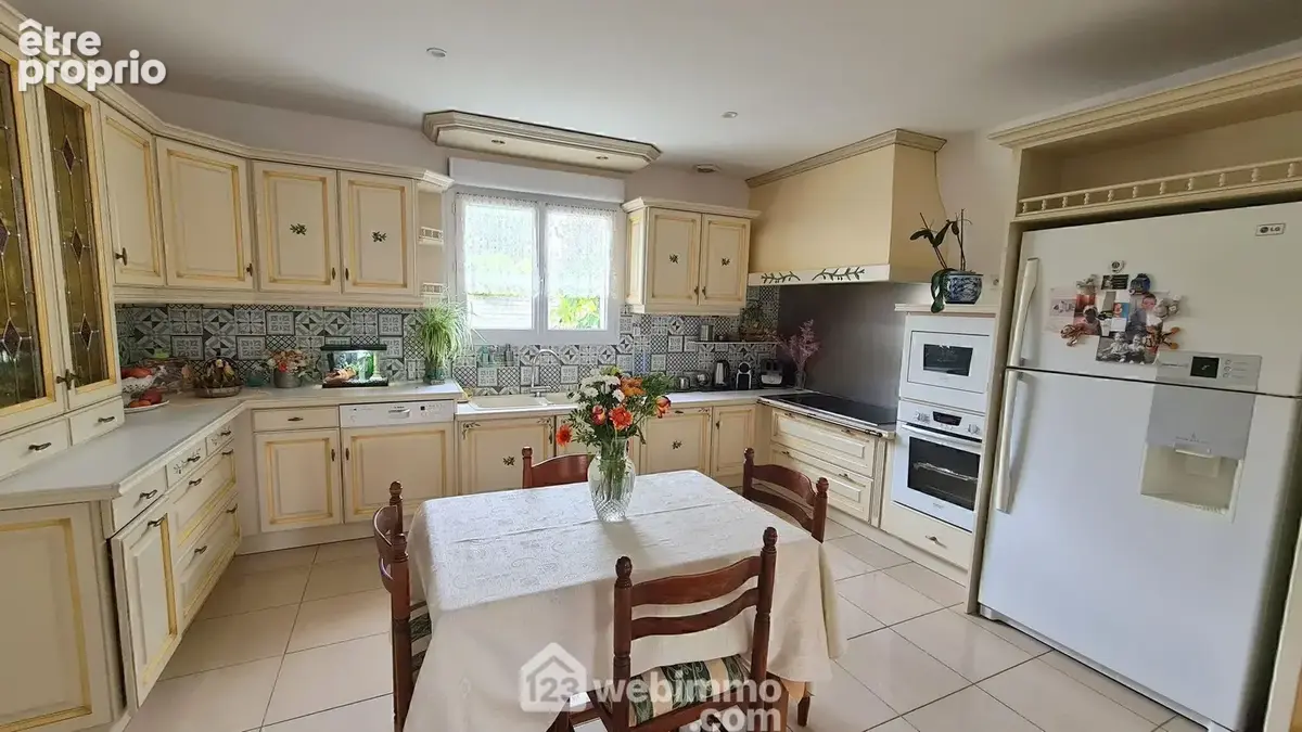 La cuisine de 17 m² est entièrement équipée.