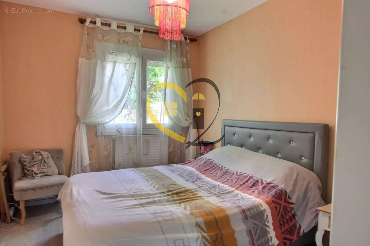 Maison Mehun sur Yèvre  85 m² – 3 chambres – Jardin clos et garage – 122 900 € - photo 7