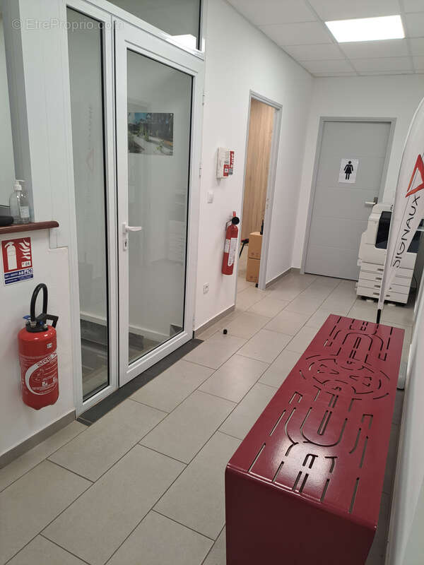 Entrepôt 334.57 m2 Dépôt de stockage avec réserve et bureaux - photo 5