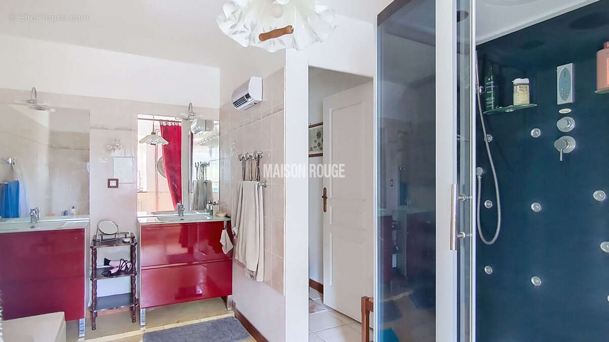 Maison à LA ROCHE-DERRIEN