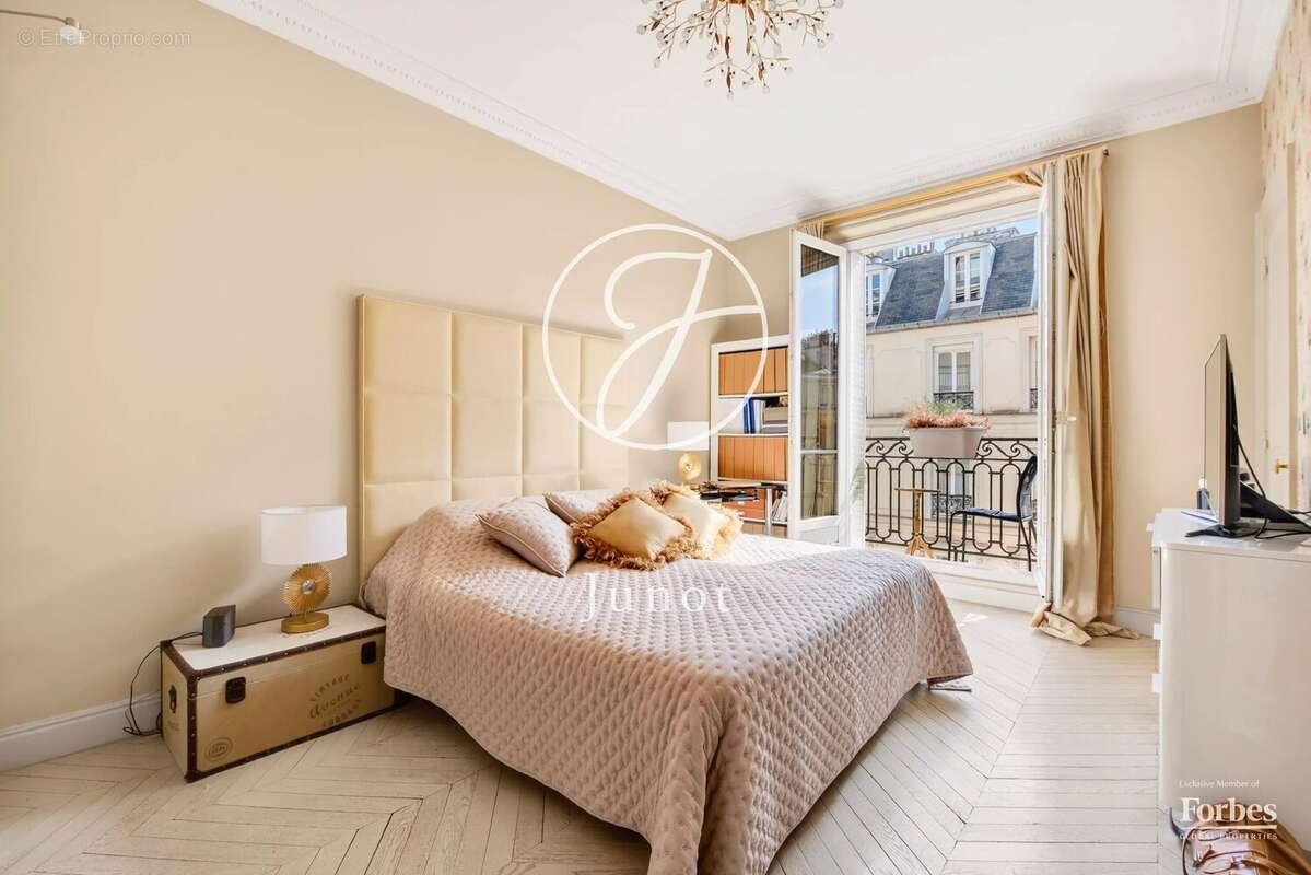 Appartement à PARIS-16E
