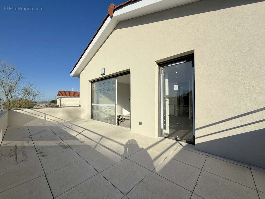 Appartement à LA TOUR-DE-SALVAGNY