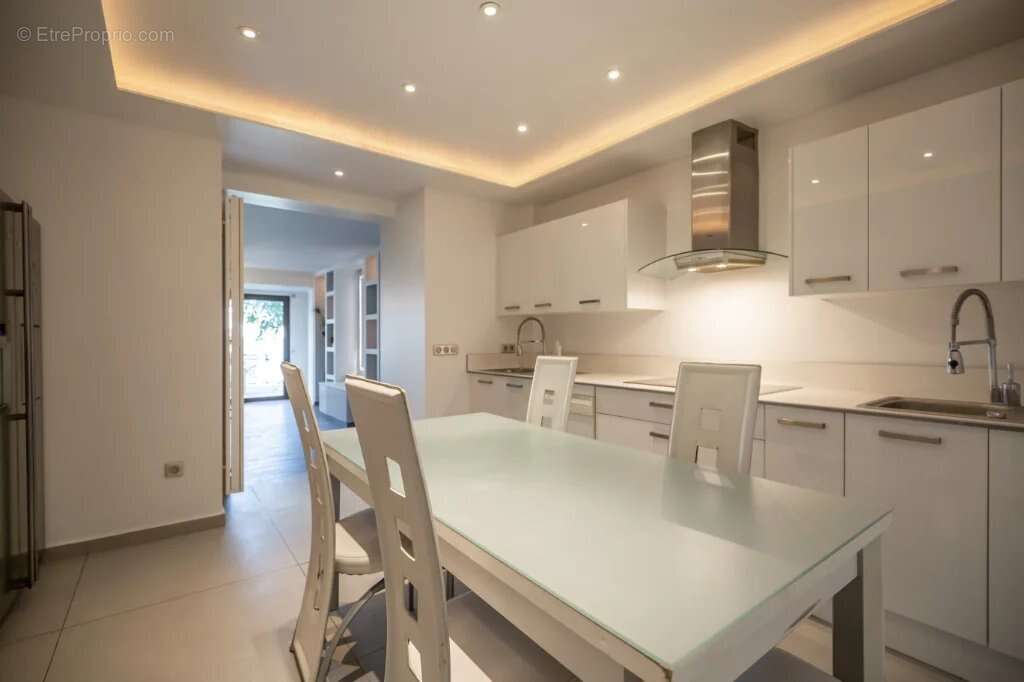 Appartement à CHARENTON-LE-PONT