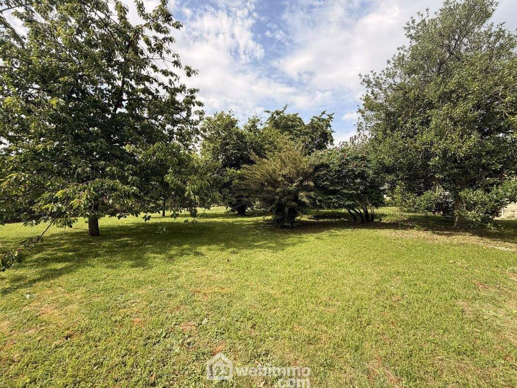 Erigée sur un terrain clos et arboré de 1 400 m² - Maison à ANIZY-LE-CHATEAU