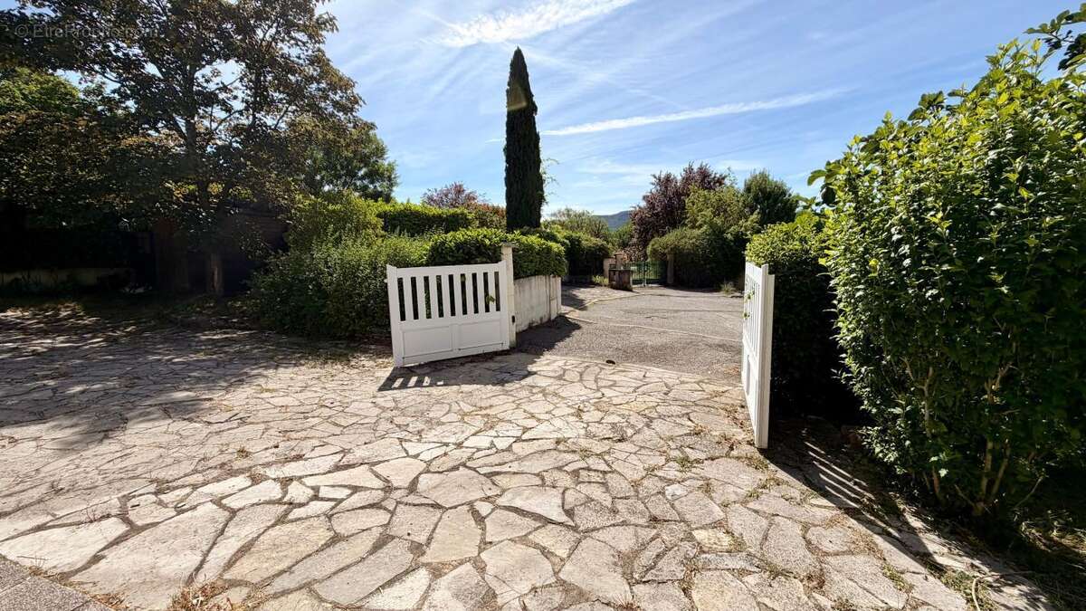 Maison de plain-pied 3 chambres avec jardin paysagé de 730m² et double vérandas - photo 4