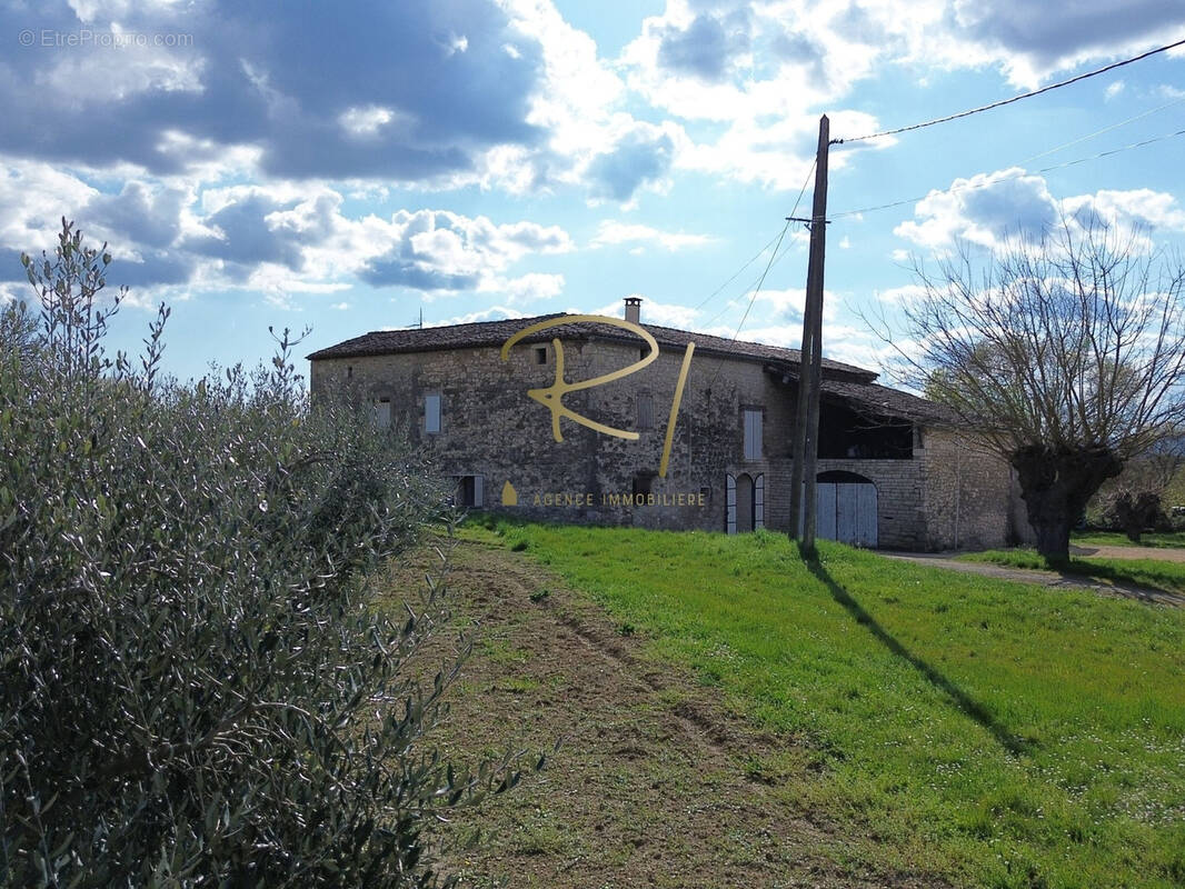 Maison à SAINT-JEAN-DE-MARUEJOLS-ET-AVEJAN