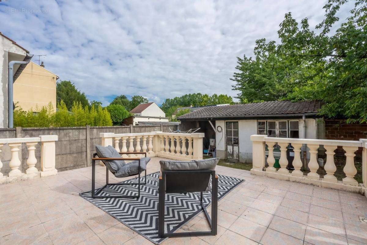 Maison de 6 pièces de 140 m² à Gagny - photo 2
