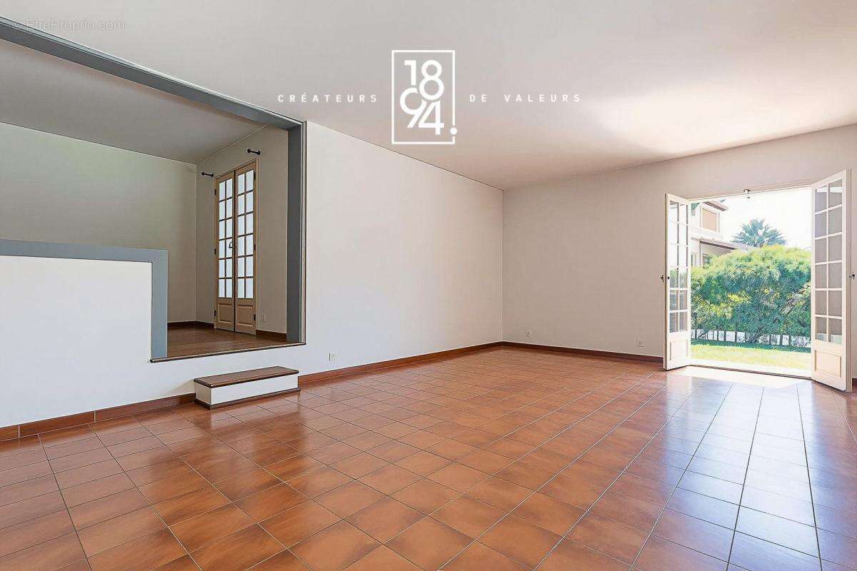 Maison familiale d'environ 160 m² avec piscine édifiée sur un terrain de 1 430 m² entre Eoures et Aubagne 13400 - photo 4