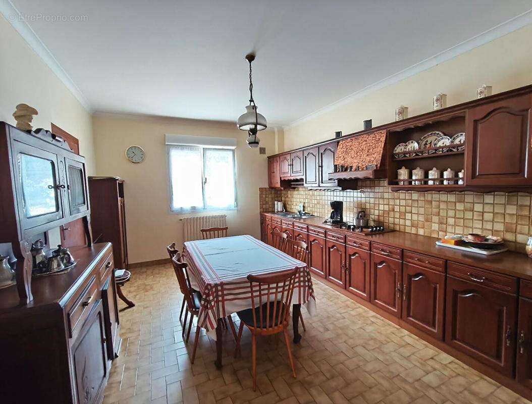 Maison à CHATEAUNEUF-DU-FAOU