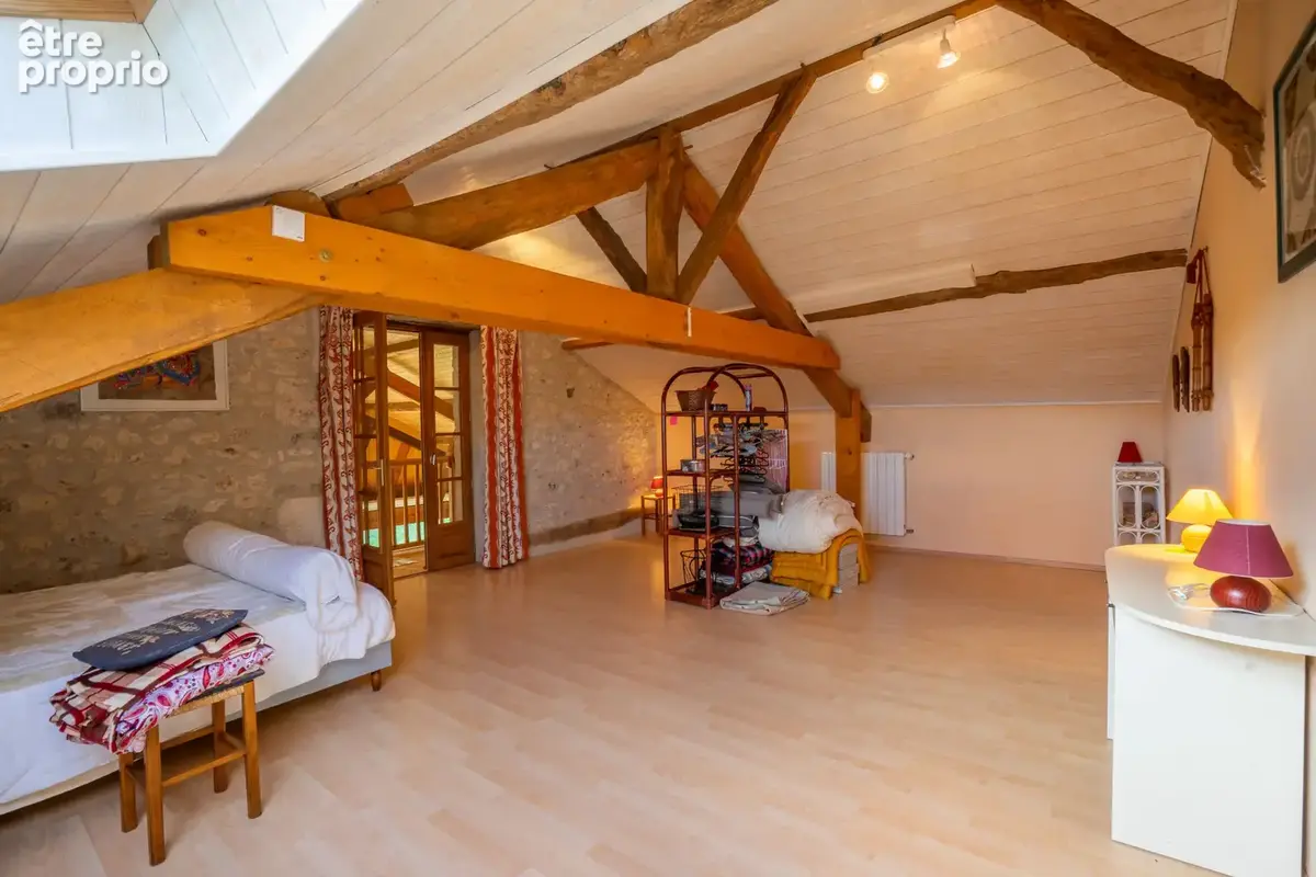 Grange en pierre restaurée (5 chambres) avec dépendance s et piscine. - photo 13