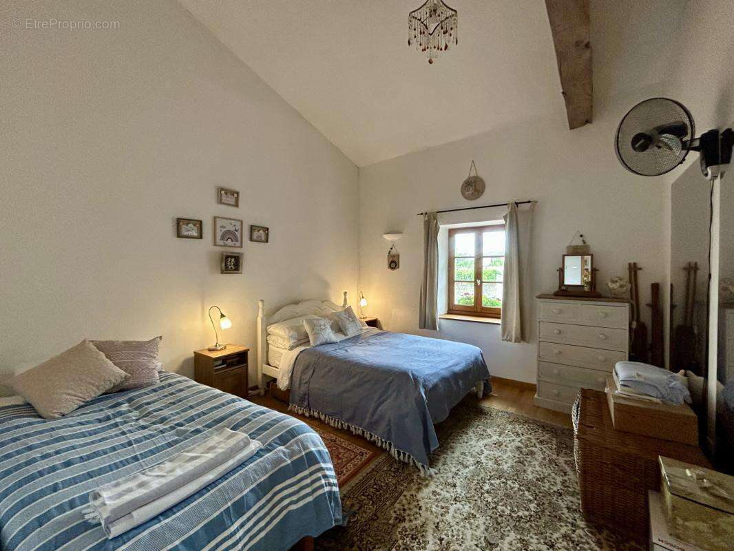 Élégant Corps de ferme de 4 Chambres avec Piscine et Court d - photo 12