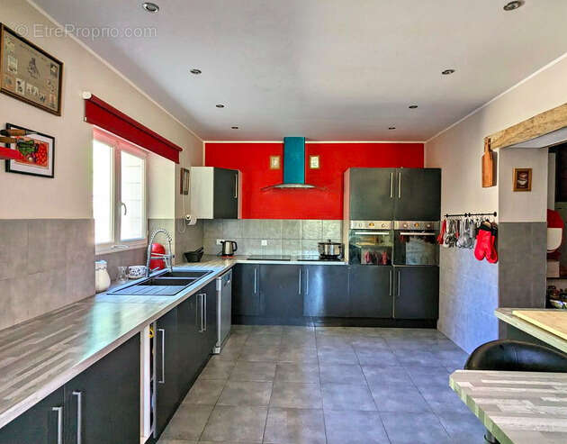 Magnifique maison en pierre renovée, avec vues,  sur terrain d'environ 1162m2 - photo 8