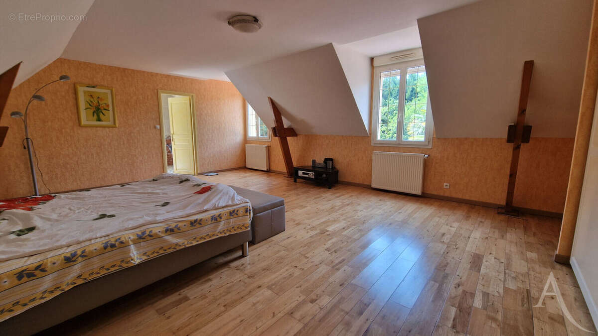 Belle demeure de 342m²  avec piscine intérieur, sous-sol total dans le village de FAVRIEUX - photo 9