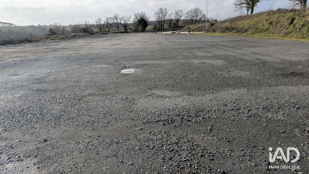 Photo 2 - Commerce à SAINT-PIERRE-MONTLIMART