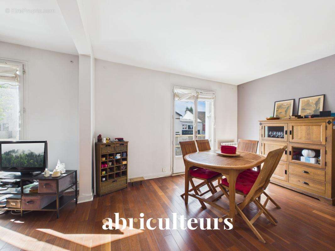 Clamart : Maison familiale lumineuse, 4 chambres, jardin, dépendance et fort potentiel - photo 4