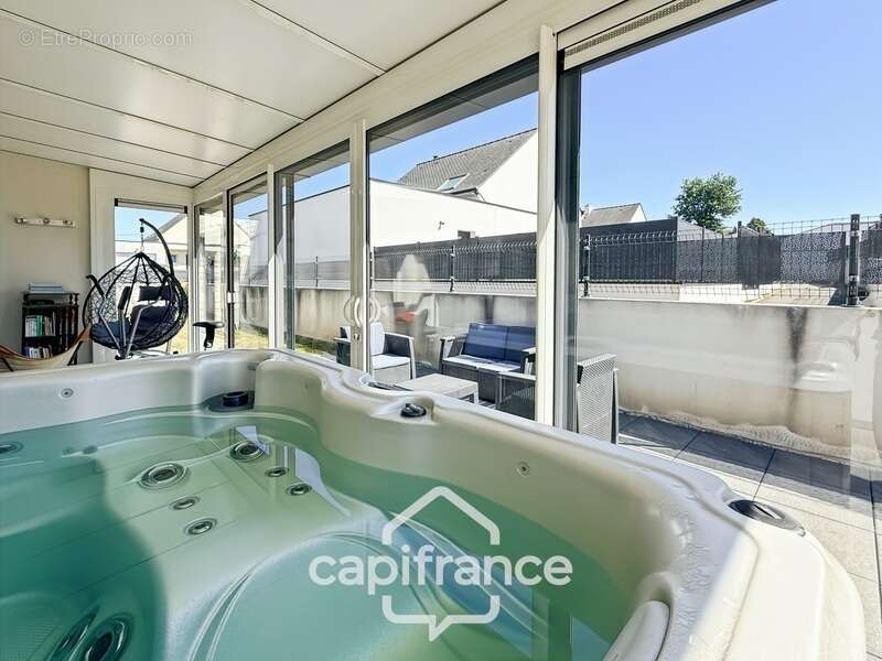 Maison contemporaine de plain-pied de 160 m² – 4 chambres – Véranda de 27 m² avec spa – Double garage – Carport – Noyal-Pontivy - photo 15
