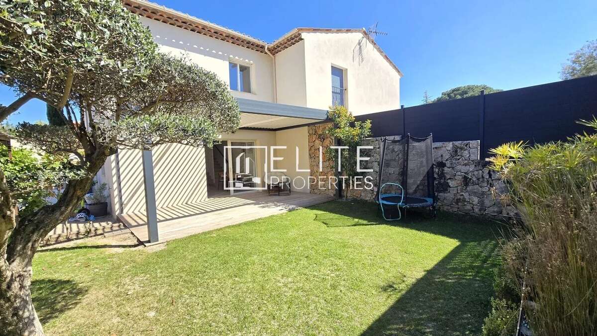 Maison à LA ROQUETTE-SUR-SIAGNE