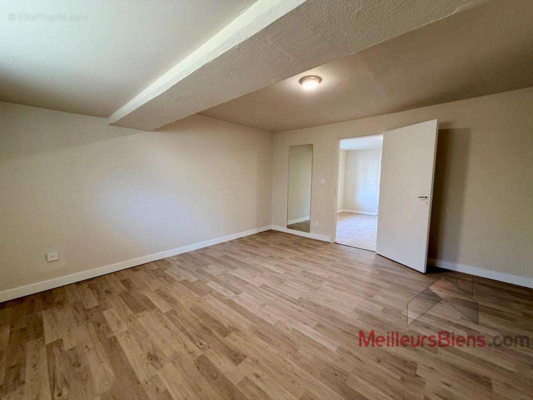 Appartement à MONTMOROT