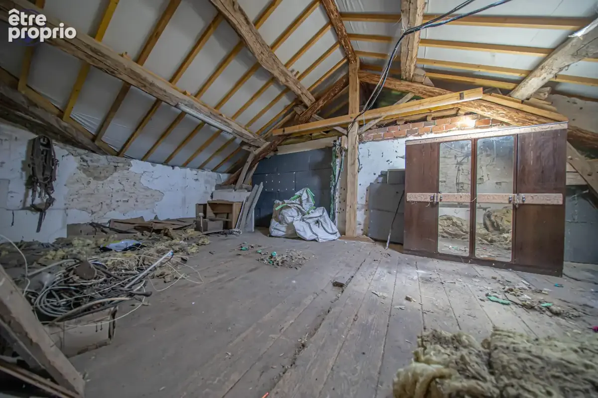 Ancien corps de ferme avec grandes dépendances - photo 10