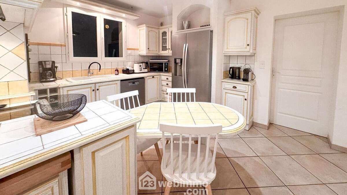 Cuisine équipée séparéede la pièce de vie. - Maison à JARD-SUR-MER