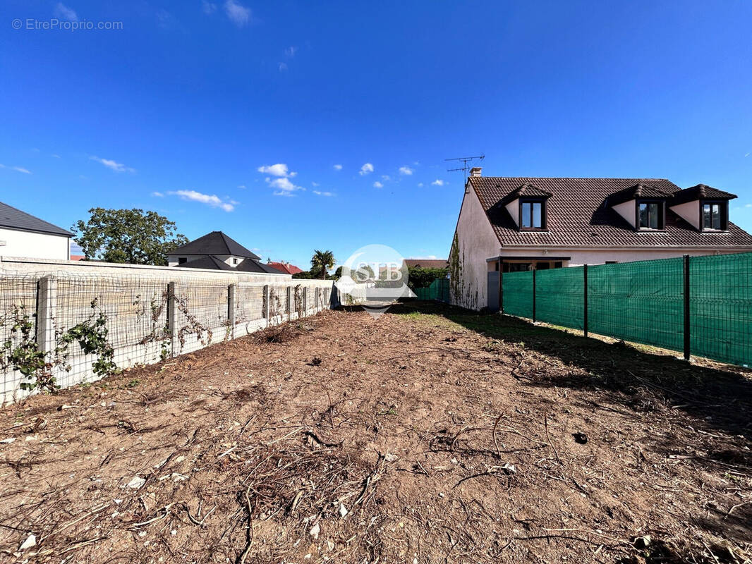 Terrain à SAINT-GERMAIN-LES-ARPAJON