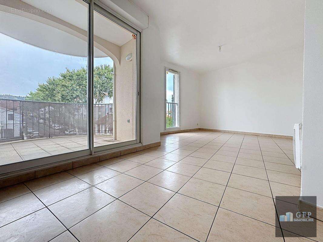 HYÈRES – Appartement T2 avec terrasse et parking couvert - photo 4
