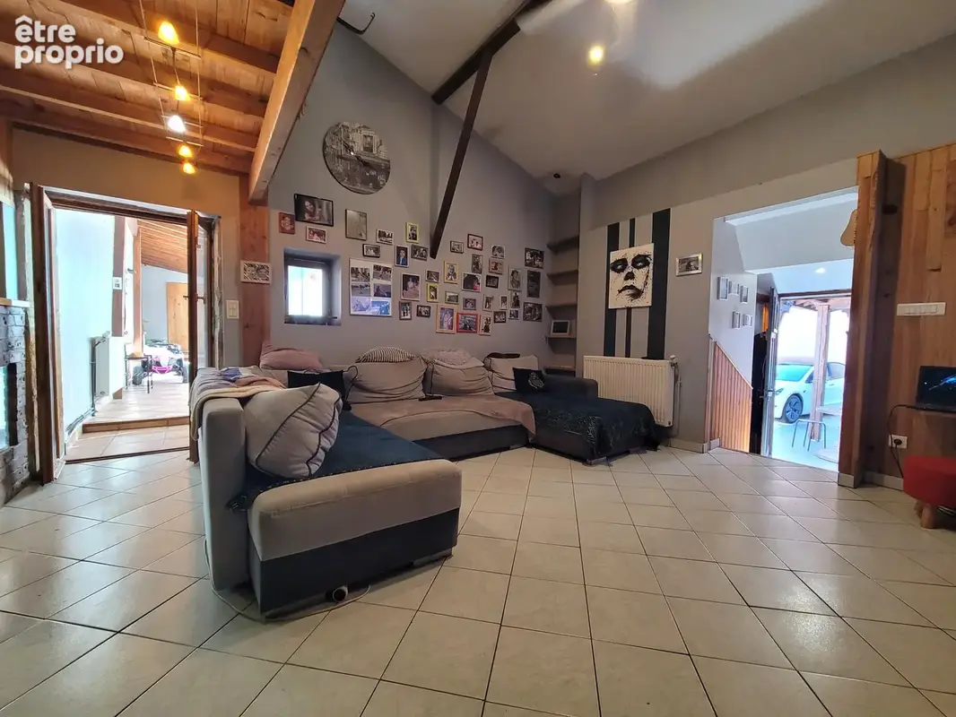 Reyrieux   Maison familiale à rénover de 157 m2 avec studio indépendant, piscine et double garage - photo 7