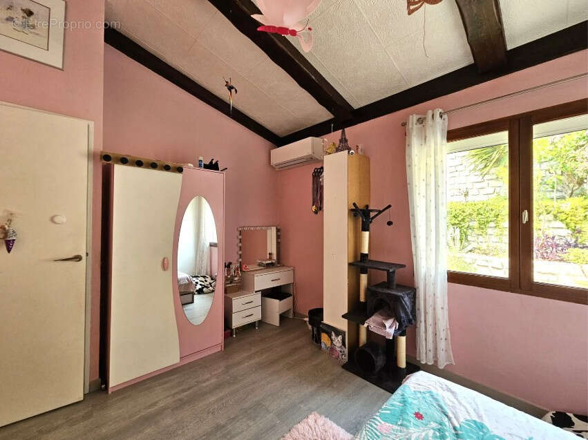 À vendre en exclusivité - Maison lumineuse 3P + 2 pièces avec terrasses, jardin, vue dégagée sur Drap et stationnement - photo 6