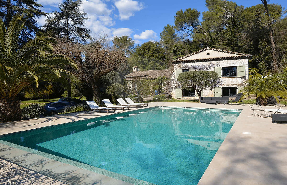 Maison à ROQUEFORT-LES-PINS