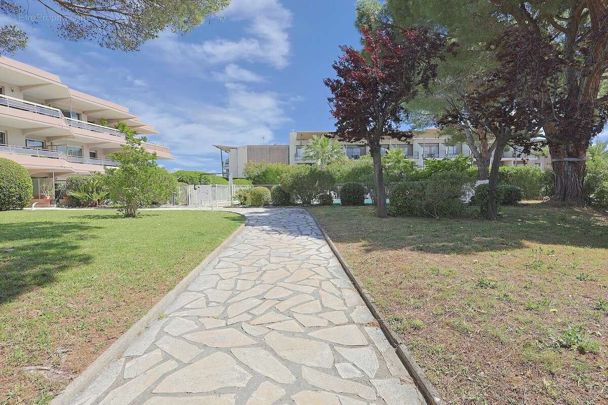 Rare à la vente – Superbe 2 pièces en rez-de-jardin avec 80 m² d’extérieur dans résidence de standing avec piscine - photo 14