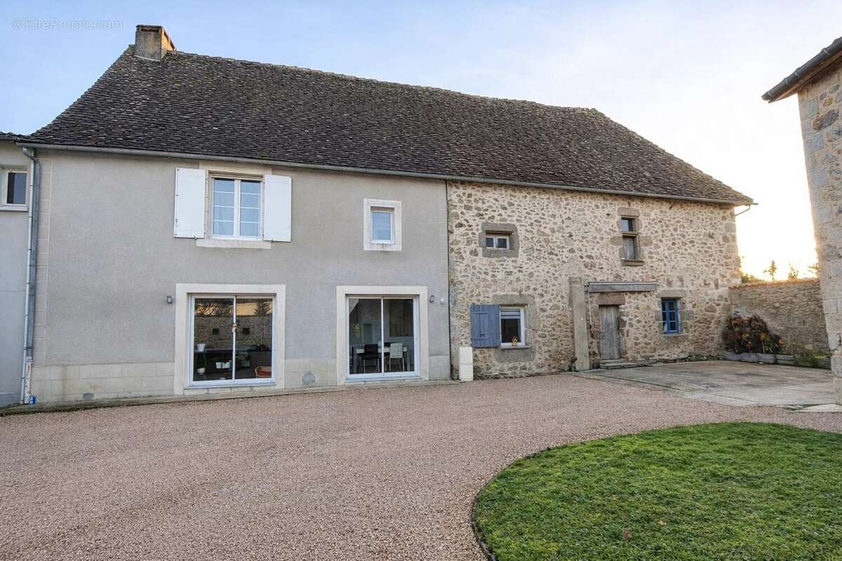 Maison à PIEGUT-PLUVIERS