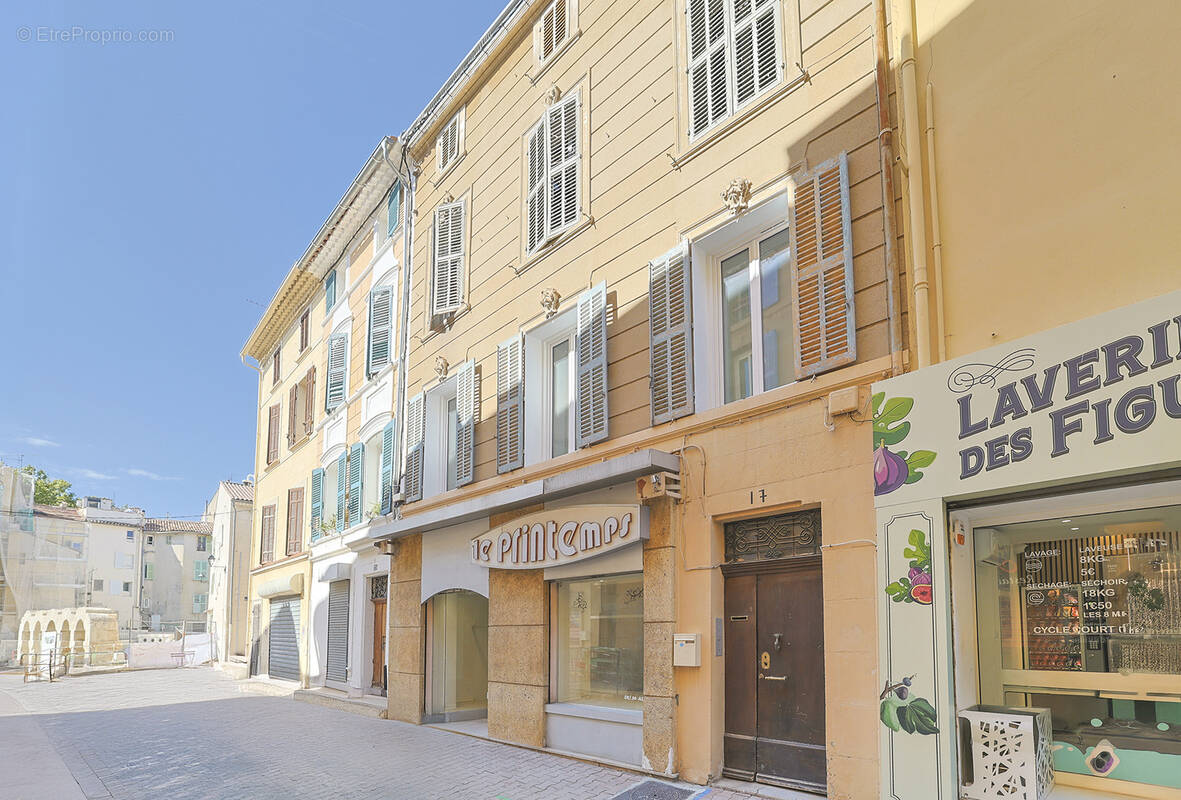 Commerce à SOLLIES-PONT