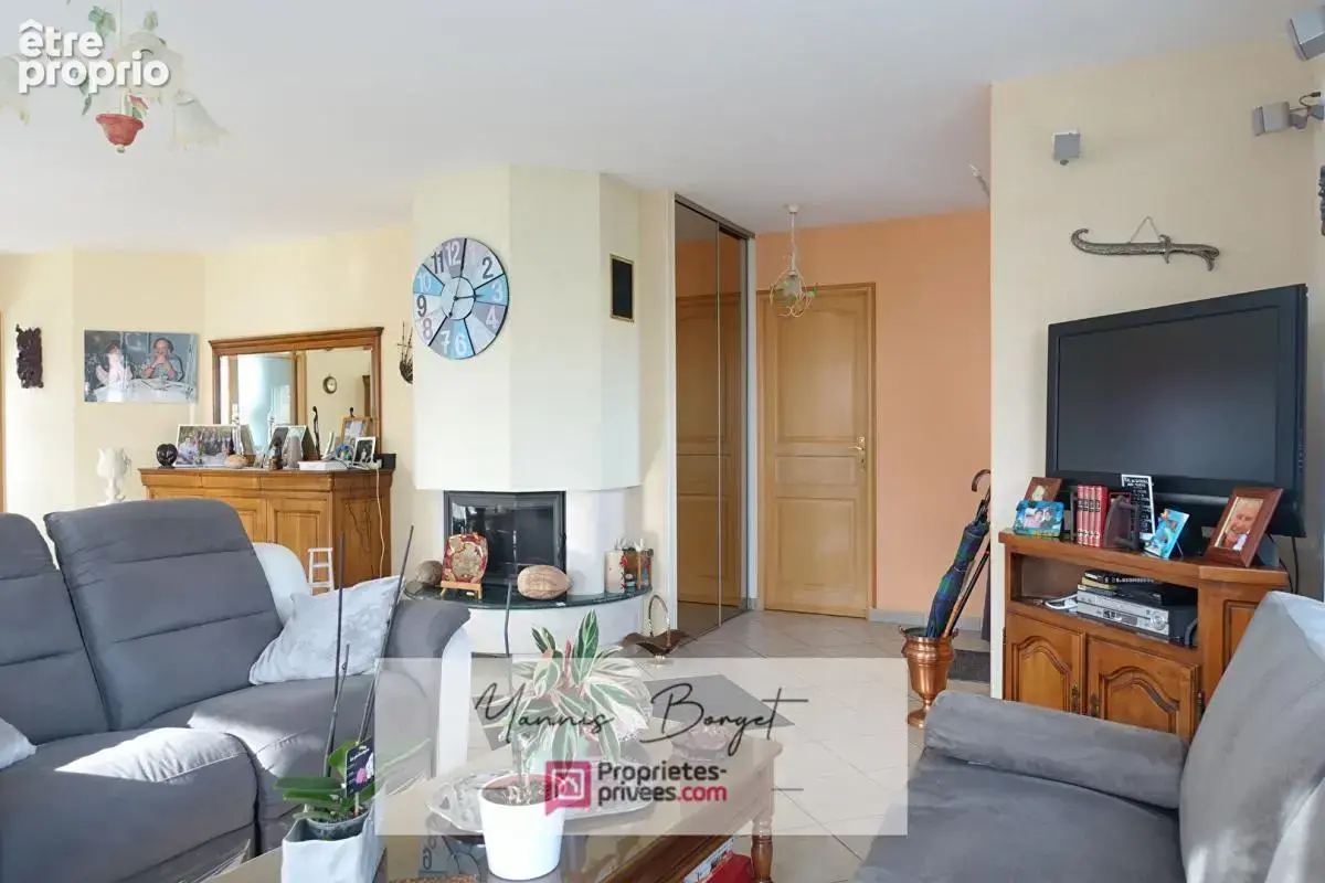Maison plain-pied - 155 m² - Jardin - Garages et dépendances - photo 7