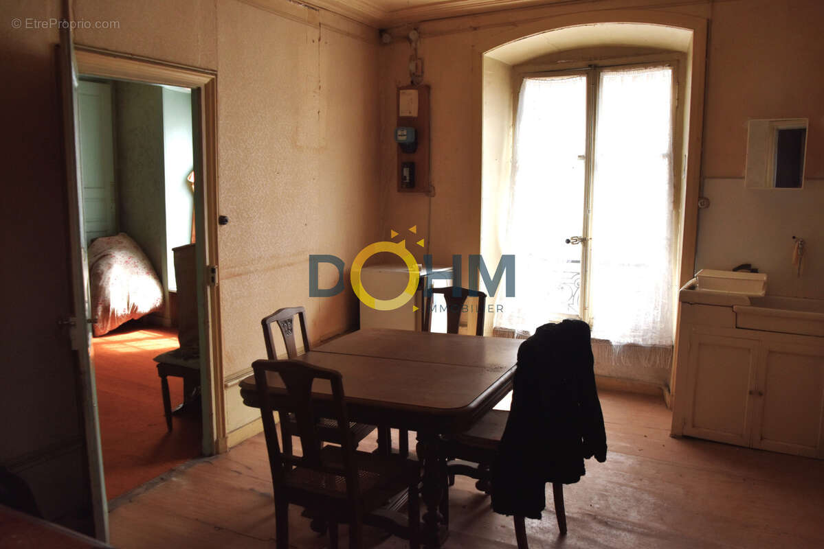 Immeuble a renover avec local commercial  . - photo 7