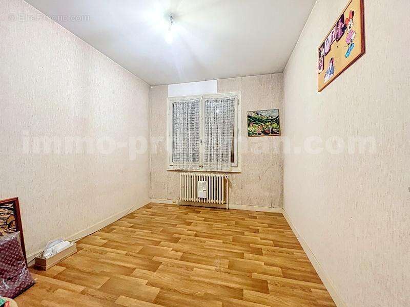 Maison_individuelle_terrain_cuisine_séparée_Vétraz_Monthoux_proche_commerces_bus_tram_ceva_gare_frontieres_suisse_genève_exterieur_garage_salon_cuisine_chambre - Maison à VETRAZ-MONTHOUX