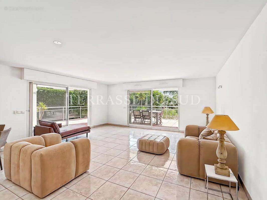 Vente Appartement 4 Pièces, 95 m2 avec 390 m2 de Terrasse et Jardin, Garage - Quartier La Plage - Marseille 8 - photo 3