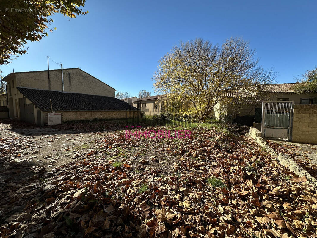 Terrain à MALEMORT-DU-COMTAT