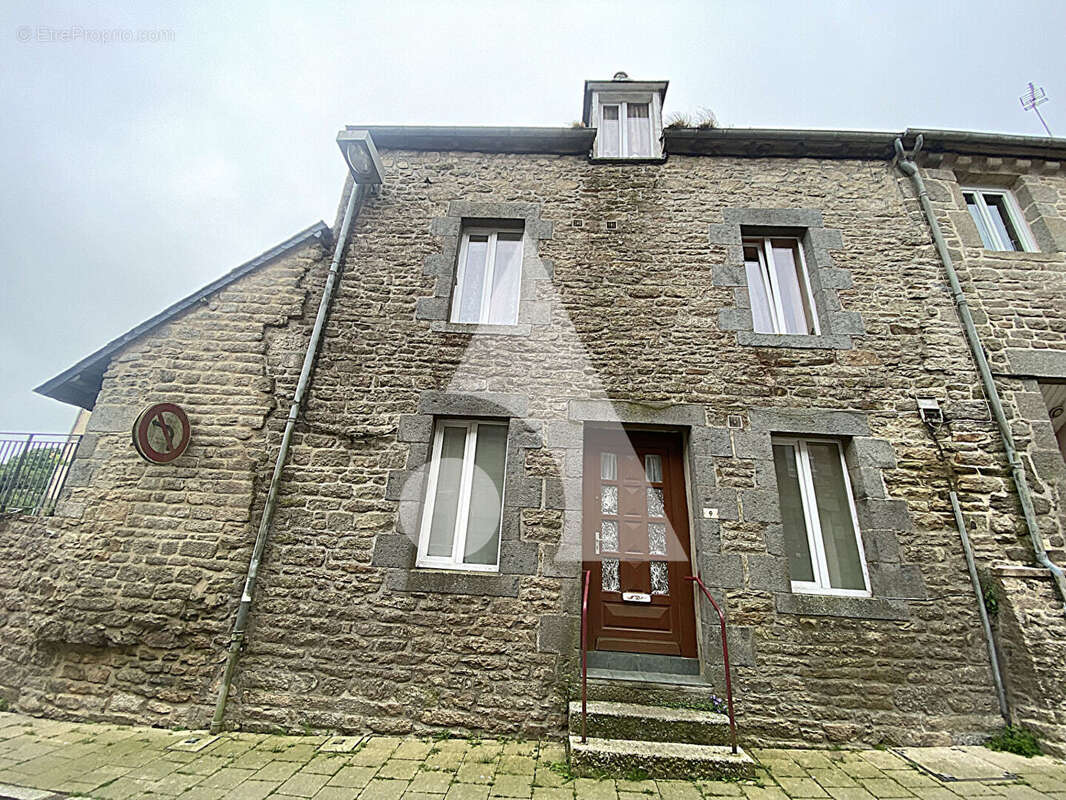 Maison à COLLINEE
