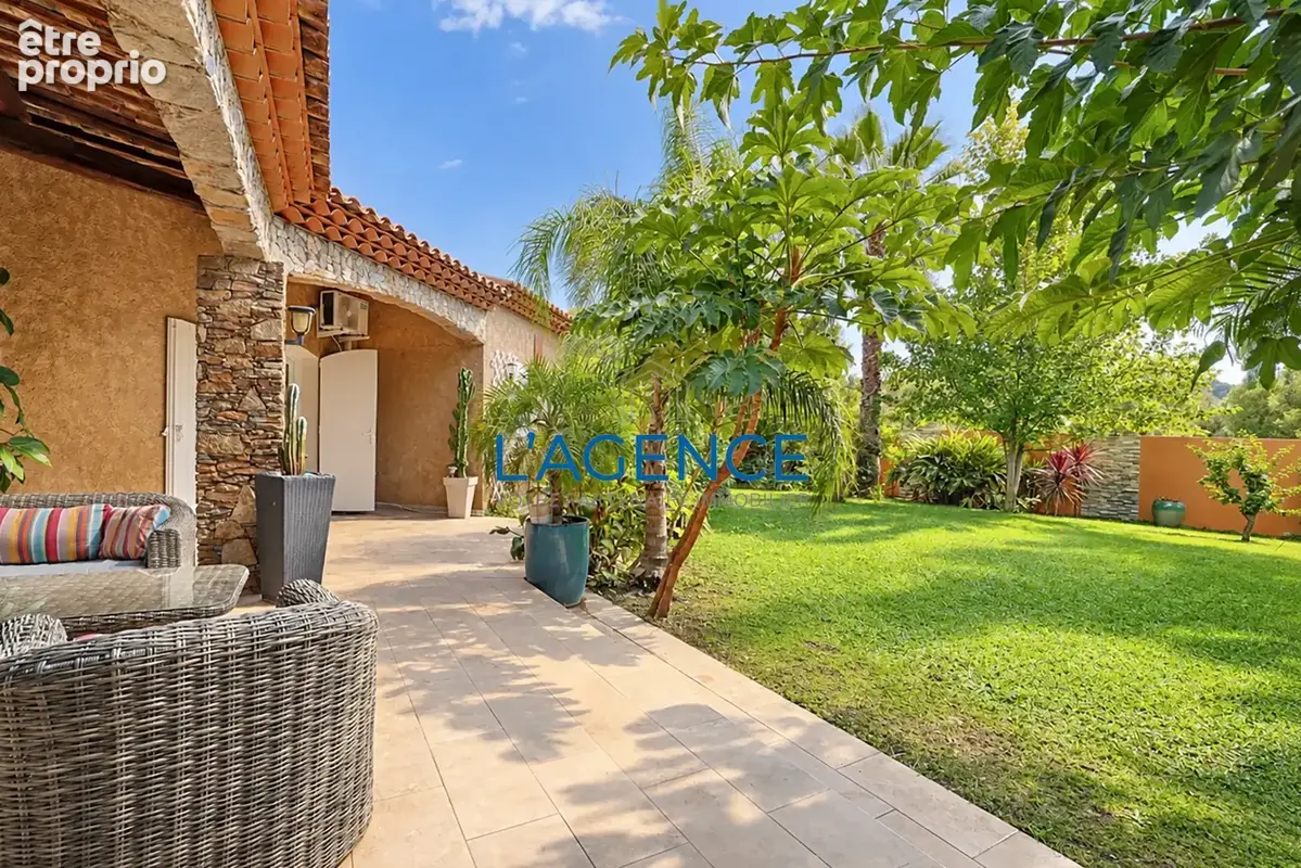 Villa de 171 m2 avec piscine et jardin arboré de 5202 m2 au calme - photo 7