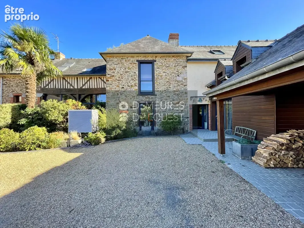 PACÉ - Propriété de caractère rénovée avec piscine - 247 m2 - 5 chambres - Jardin arboré de 2 270 m2 - Pacé - photo 3