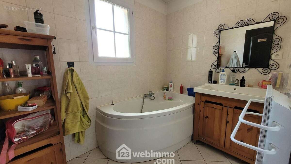 Une salle de bain et un WC séparé - Maison à LA JONCHERE