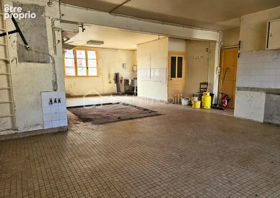 Découvrez cet ensemble immobilier situé au cœur d’un charmant village dynamique de Sud Touraine - photo 5